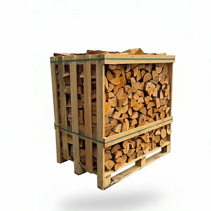 Erle 25 cm, 1 RM -  - Sauber gestapeltes Brennholz in einer hellbraunen Holzkiste auf einer Palette.