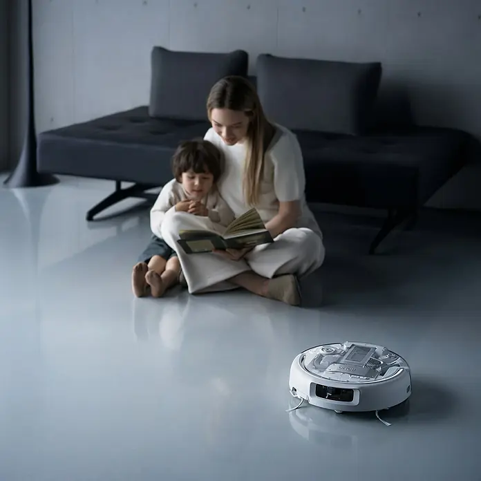 DJI Saugwischroboter P - Saugkraft: 25.000 Pa, Akkulaufzeit: 180 min, Fassungsvermögen Roboter: 260 ml - Weißer Saugroboter reinigt modernen Boden, während Frau und Kind in der Nähe lesen.