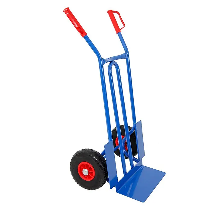 Stahlrohr-Sackkarre RHINO mit XL Schaufel, gebogenen Streben & pannensichere PU-Bereifung | Traglast 250kg | HxBxT 104x60x50cm | Blau | Transportkarre Staplerkarre Karrenwagen -  - Blauer und roter Metallsackkarren mit Luftreifen zum Transport schwerer Lasten.