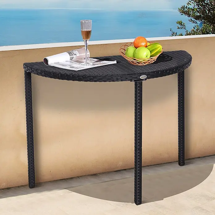 Outsunny Rattan Beistelltisch Schwarz L100 x B50 x H74 cm -  - Schwarzer, geflochtener Rattan-Halbmond-Konsolentisch auf einem Balkon, mit Getränk und Obst, ideal für kleine Außenbereiche.