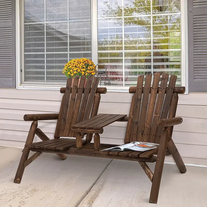 Outsunny Gartenbank - B x T x H: 157 x 88 x 103 cm, Tannenholz, Braun - Dunkelbraune hölzerne Adirondack-Gartenbank mit integriertem Mitteltisch auf einer Veranda.