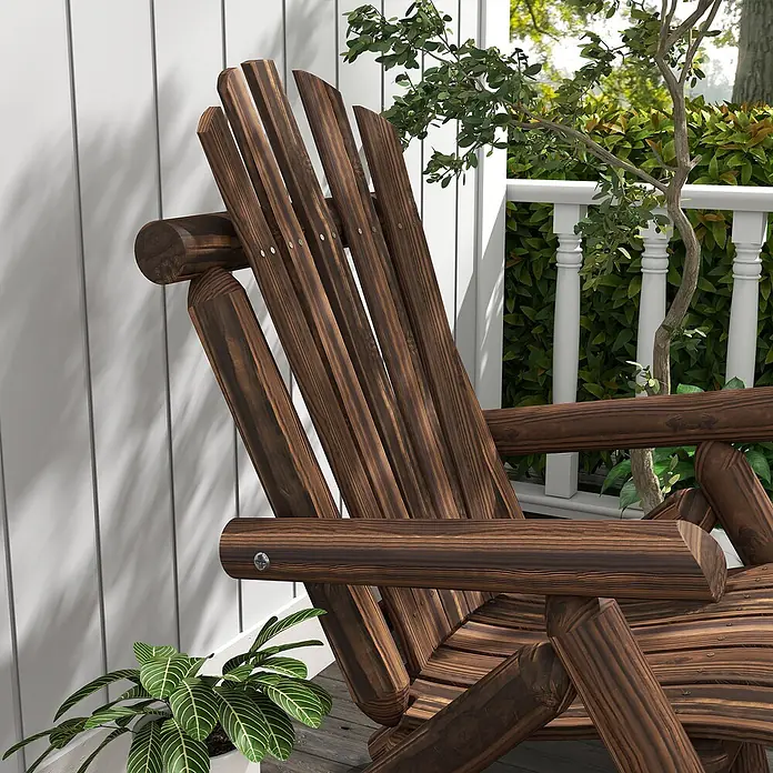 Outsunny Gartenstuhl Adirondack - 1 Stk., Tannenholz, Braun - Dunkelbrauner Adirondack-Stuhl aus Holz auf einer sonnigen Veranda, robustes Design für den Außenbereich.