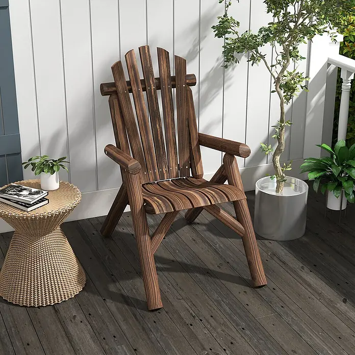 Outsunny Gartenstuhl Adirondack - 1 Stk., Tannenholz, Braun - Dunkelbrauner Adirondack-Stuhl aus Holz auf einer Terrasse, neben einem geflochtenen Beistelltisch und Topfpflanzen.