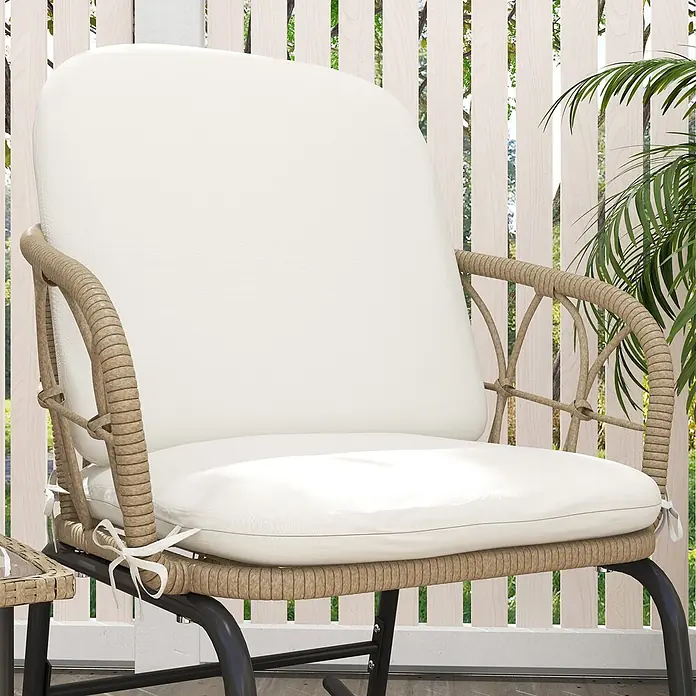 Outsunny Garten-Schaukelstuhl 3-tlg. mit Tisch - 2 Stk., PE Polyrattan, Gelb, Cremeweiß - Beiger Outdoor-Schaukelstuhl aus Polyrattan mit cremefarbenen Kissen auf einem Balkon, neben einem kleinen Beistelltisch und Grünpflanzen.