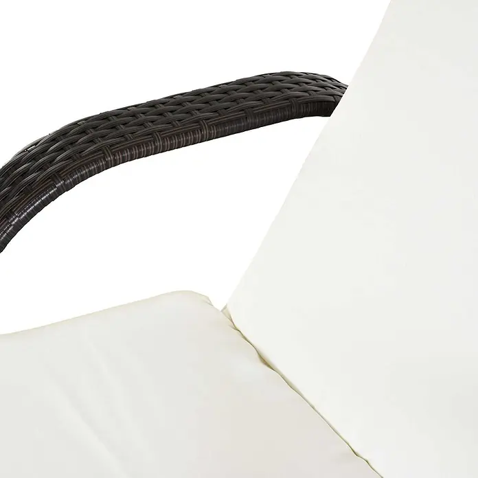 Outsunny Gartenliege - Kaffeebraun+Creme, Metall - Nahaufnahme einer dunkelbraunen Polyrattan-Armlehne und cremeweißen Kissen eines Liegestuhls.
