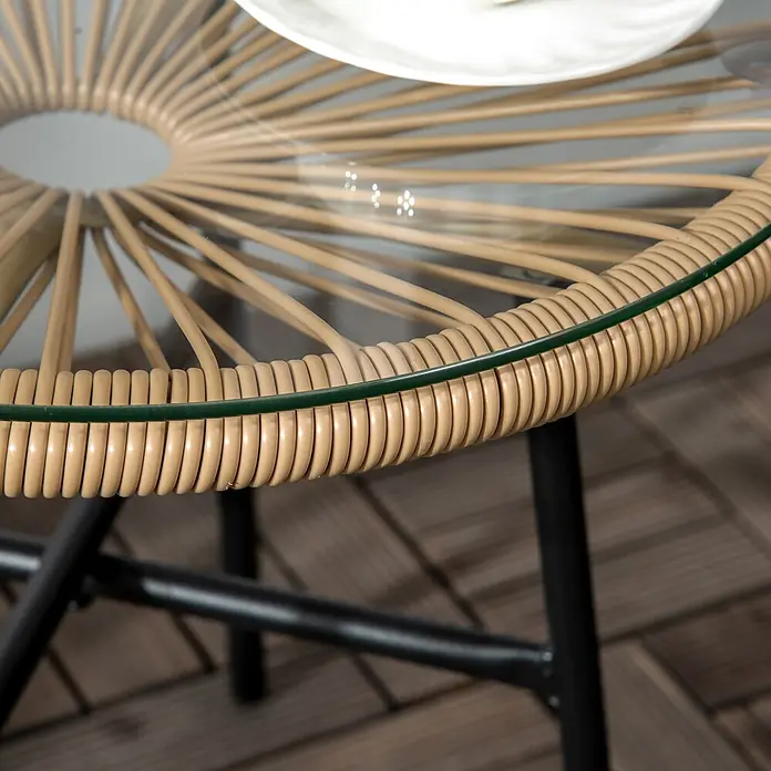 Outsunny Garten-Beistelltisch rund im Boho-Stil - Eisen, PE-Rattan, Beige - Nahaufnahme eines runden Outdoor-Tisches mit Glasplatte, naturfarbenem Korbgeflecht, grünem Rand und schwarzen Metallbeinen.