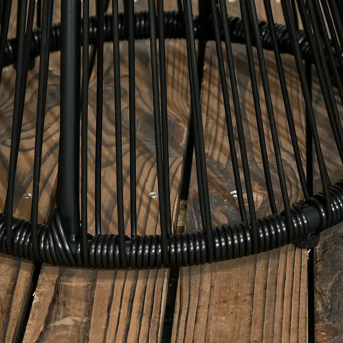 Outsunny Garten-Beistelltisch rund im Boho-Stil - Metall, PE-Rattan, Schwarz - Detail schwarzer geflochtener Schnüre, die die Basis eines Möbelstücks bilden und auf einem Holzfußboden ruhen.