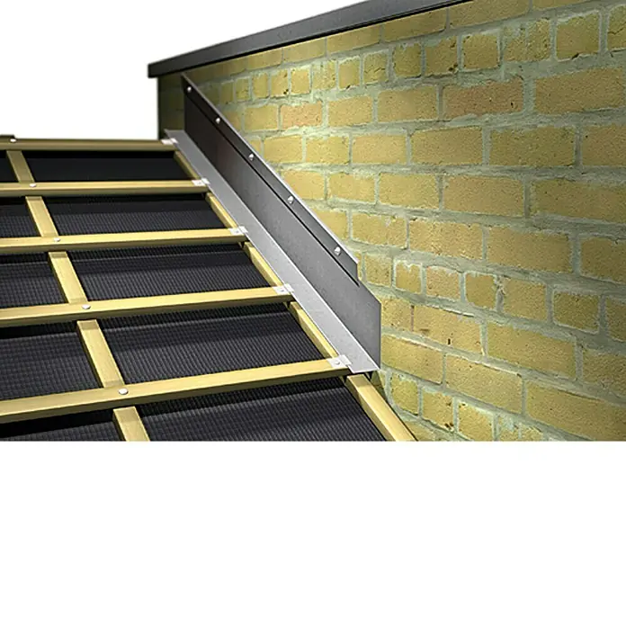 Sarei Winkelblech - Wasserfalz, Zuschnittbreite: 250 mm, Länge: 2.000 mm, Aluminium - Detailaufnahme eines Dachrinnen-Systems mit Metalleinfassung, das an einer Ziegelmauer befestigt ist und für den Wasserablauf sorgt.