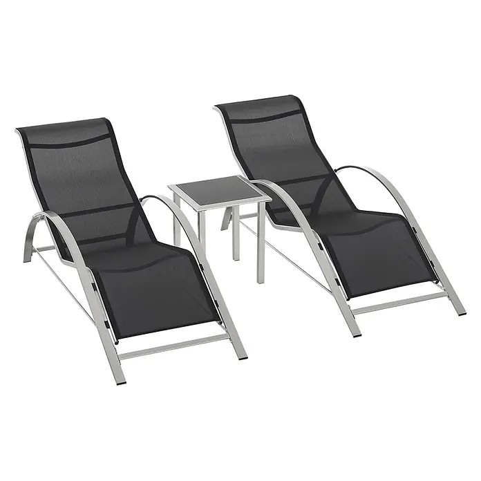 Outsunny Gartenliegen-Set 3-tlg. mit Tisch - Schwarz, Silber, Metall - Zwei dunkelgraue Netz-Liegestühle und ein kleiner quadratischer Tisch mit silbernen Metallrahmen.