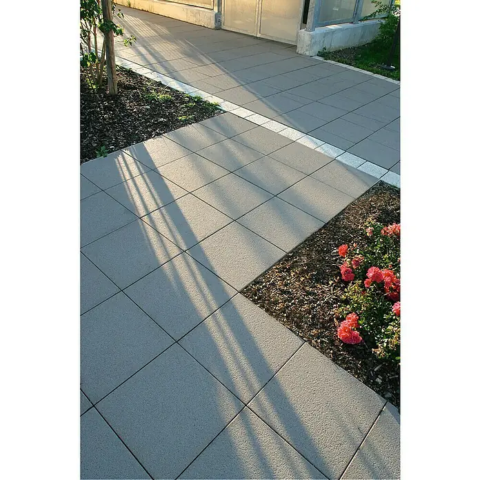EHL GehwegplatteGrau, 40 x 40 x 5 cm, Beton - Elegante Gehwegplatten aus Betonstein in Grau, verlegt in einem Garten mit Blumen und Bäumen. Die Platten sorgen für einen modernen Look.