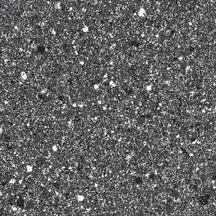 Resopal Umleimer - Black Granite, 182 x 4,4 cm - Nahaufnahme einer grauen Küchenarbeitsplatte mit kleinen weißen und schwarzen Sprenkeln, die eine robuste und stilvolle Oberfläche zeigt.