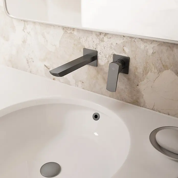 IO Grifo de lavabo empotrado Marriot - Titanio - Grifo mural gris oscuro con caño plano y maneta, combinado con un lavabo blanco.