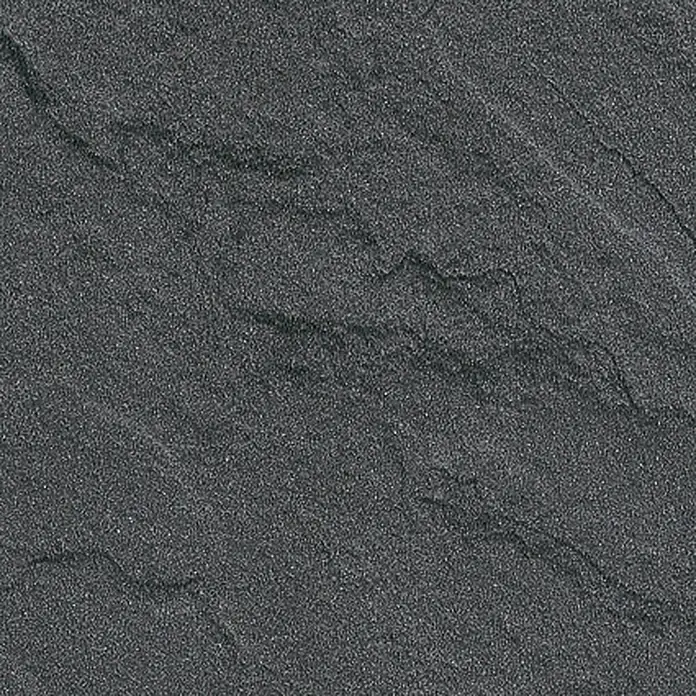 Resopal Canto de PVC - Antracita, 182 x 4,4 cm - Primer plano de una baldosa de pizarra oscura, ideal para interiores modernos y rústicos. Su textura añade profundidad.