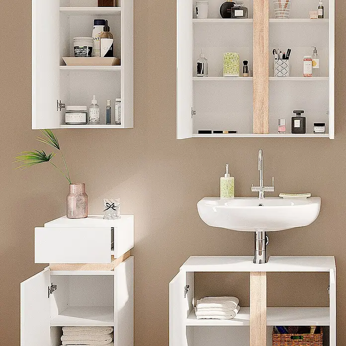 Badmöbel-Set Gloria 70 cm Weiß Art.-Nr. 40890 -  - Weiße Badezimmerschränke mit Naturholz-Akzenten, organisiert mit Toilettenartikeln und Handtüchern in einem modernen Bad.