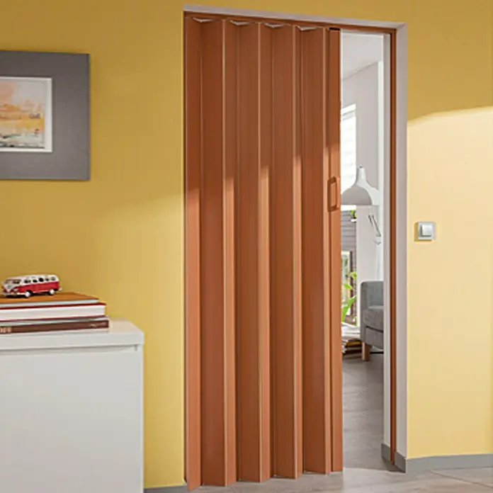 Puerta plegable - 100 x 200 cm, Haya - En la imagen se muestra una puerta plegable de color marrón claro, parcialmente abierta, que revela un vistazo a la habitación de atrás.