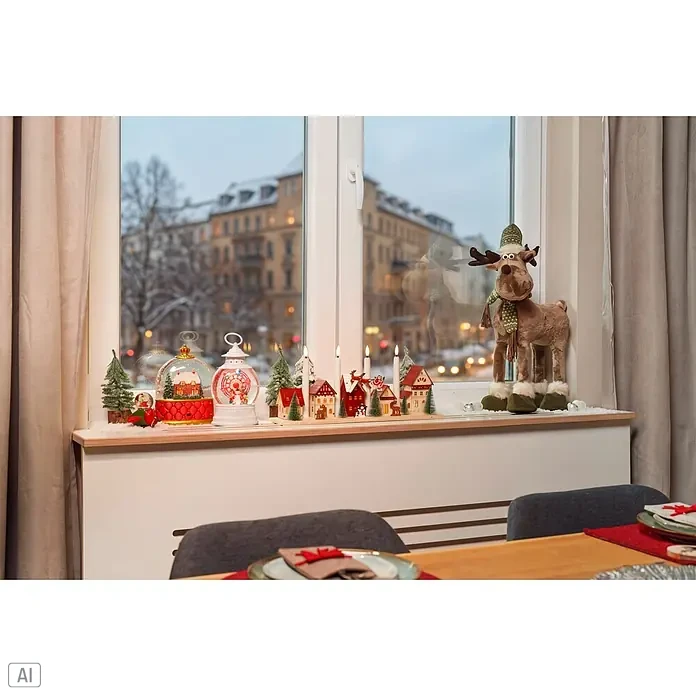 Konstsmide LED-Schneelaterne Schneemann mit Haus - Innen, Rot, 15,5 x 9 x 20 cm, Batteriebetrieben - Ein Fensterbrett weihnachtlich dekoriert mit Schneekugeln, Miniaturhäusern, elektrischen Kerzen und einem Plüschrentier vor verschneiter Stadtkulisse.