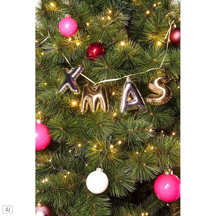 Weihnachtsgirlande XMAS - Kunststoff, L x B x H: 6 x 2,5 x 10 cm - Ein geschmückter Weihnachtsbaum mit 'XMAS'-Buchstabenornamenten, bunten Kugeln und warmen Lichtern.