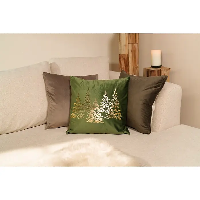 Kissen Pinegrove - 45 x 45 cm, Grün, Quadratisch - Drei Dekokissen auf hellem Sofa: ein grünes Samtkissen mit goldenen Weihnachtsbäumen und zwei dunkelgraue Kissen.
