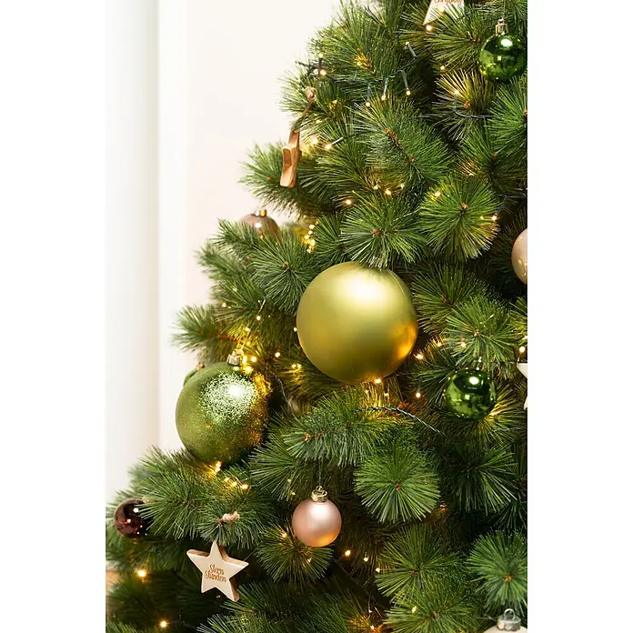 Christbaumkugel-Set - Grün, Kunststoff, 48 Stk., Durchmesser: 6 cm - Nahaufnahme eines Weihnachtsbaums, geschmückt mit warmen Lichtern, grünen, goldenen und rosafarbenen Kugeln und einem Holzstern mit 'Stern Stunden'.