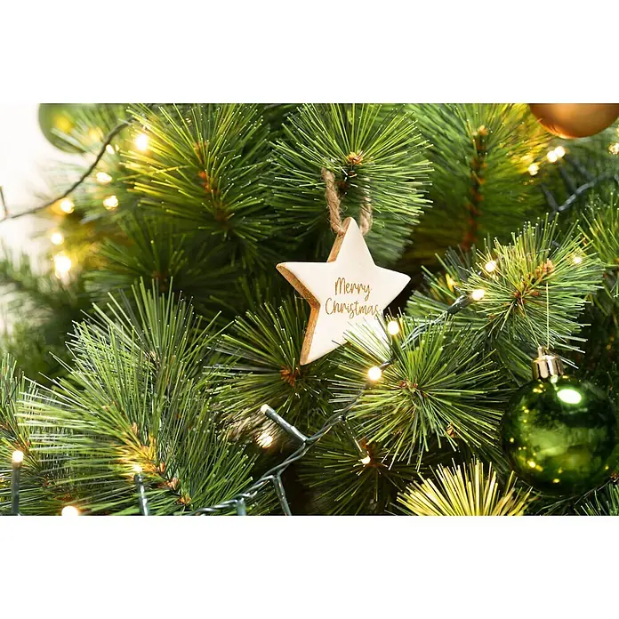 Christbaumkugel-Set - Grün, Kunststoff, 48 Stk., Durchmesser: 6 cm - Ein sternförmiger Anhänger mit der Aufschrift 'Merry Christmas' hängt an einem grünen Weihnachtsbaum, geschmückt mit Lichtern und einer grünen Kugel.