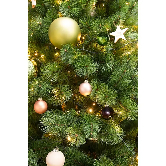 Christbaumkugel-Set - Grün, Kunststoff, 48 Stk., Durchmesser: 6 cm - Nahaufnahme eines festlichen, künstlichen Weihnachtsbaums mit warmen Lichtern und matten sowie glänzenden Kugeln in Gold, Grün, Rosa und Dunkellila.