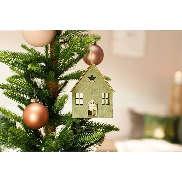 Dekoartikel LED Weihnachtshaus - 1 Stk., Sortiert, 10 x 8 x 12,5 cm - Grüner, hausförmiger Christbaumschmuck mit Sternausschnitt, am Baum hängend mit matten Kugeln.