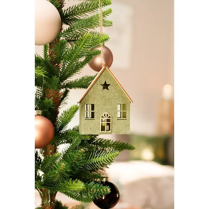 Dekoartikel LED Weihnachtshaus - 1 Stk., Sortiert, 10 x 8 x 12,5 cm - Grüner Haus-Anhänger mit Sternausschnitt und Fenstern, am Weihnachtsbaum hängend.