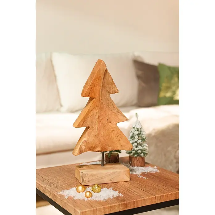 Holz-Weihnachtsbaum - L x B x H: 15 x 10 x 38 cm, Braun, Holz, 1 Stk. - Weihnachtsbaumdekoration aus Naturholz auf einem Holztisch, umgeben von Schnee und goldenen Kugeln, in festlicher Atmosphäre.