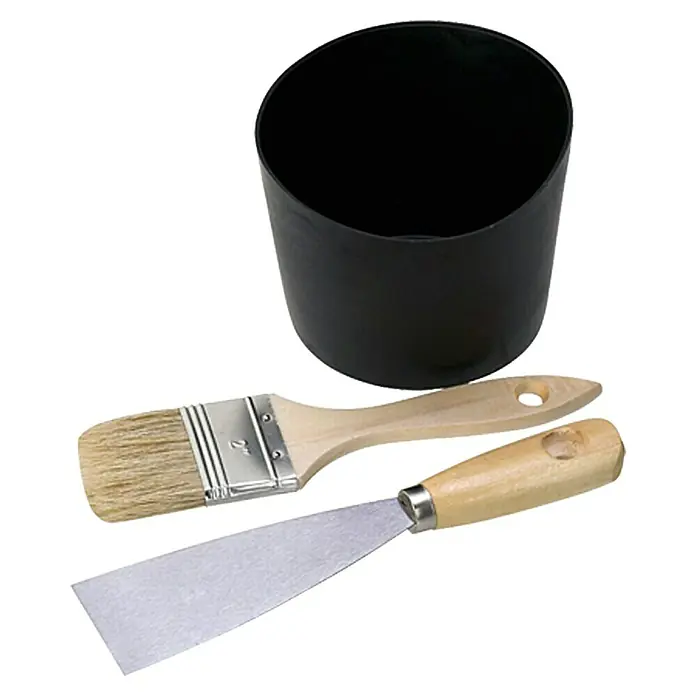 Gipser-Set - 3 -tlg. - Ein schwarzer Farbbehälter mit einem Pinsel und einem Spachtel für Malerarbeiten.
