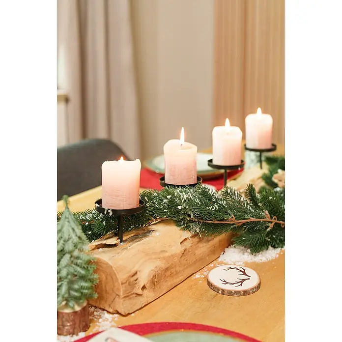 Untersetzer - 1 Stk., Sortiert, Durchmesser: 10 cm - Weihnachtliche Tischdekoration mit Holzscheit, Tannenzweigen und vier rosa Kerzen in schwarzen Haltern.