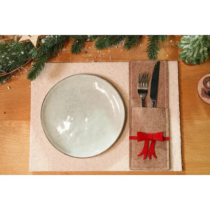 Tisch-Set - 1 Stk., Sortiert, 28 x 38 cm - Festliche Weihnachtstafel mit einem hellblau-grauen Keramikteller und braunem Filzbesteckhalter mit roter Schleife.