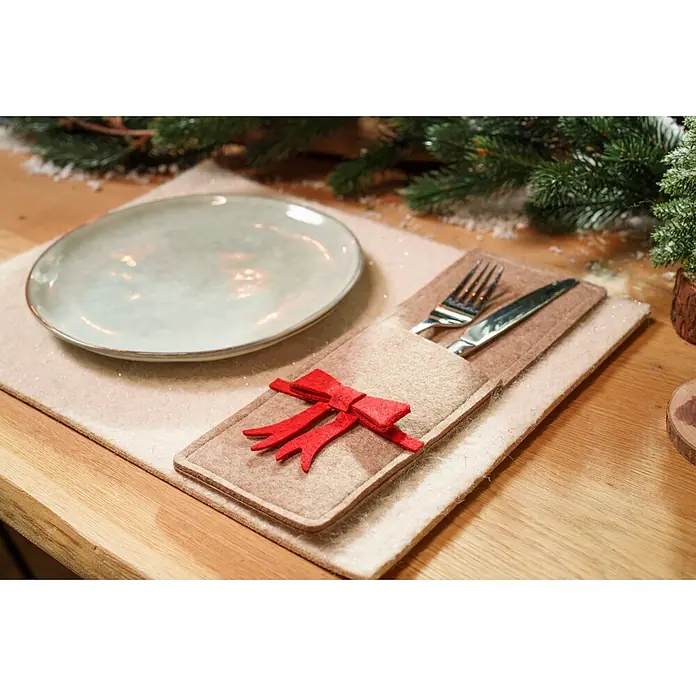 Besteckhalter - 1 Stk., Sortiert, 10 x 25,5 mm - Ein beigefarbenes Filz-Tischset mit passendem Besteckhalter und roter Filzschleife auf einem Holztisch für ein festliches Essen.