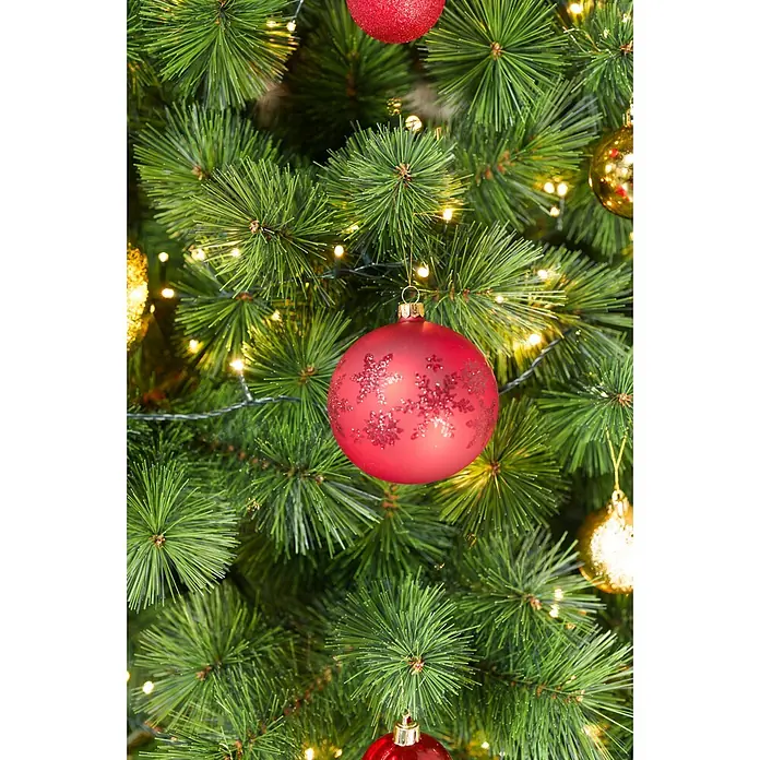Christbaumkugel - Rot, Glas, Rund, 4 Stk. - Grüne künstliche Weihnachtsbaumzweige, geschmückt mit warmweißen Lichterketten und festlichen roten und goldenen Kugeln.