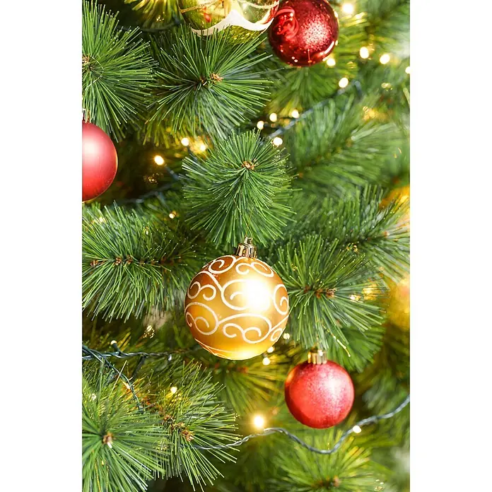 Weihnachtskugeln Gold-Mix - Gold, Kunststoff, 6 Stk. - Nahaufnahme eines grünen Weihnachtsbaums, geschmückt mit roten und goldenen Kugeln und Lichterketten.