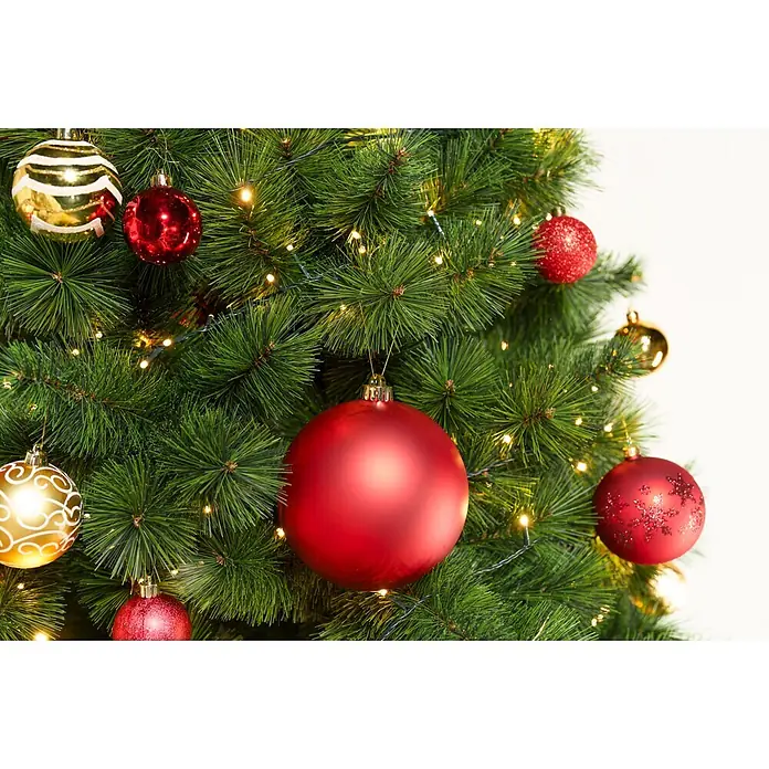 Christbaumkugel-Set - Rot, Kunststoff, 48 Stk., Durchmesser: 6 cm - Weihnachtsbaum geschmückt mit roten und goldenen Kugeln und warmen Lichtern.