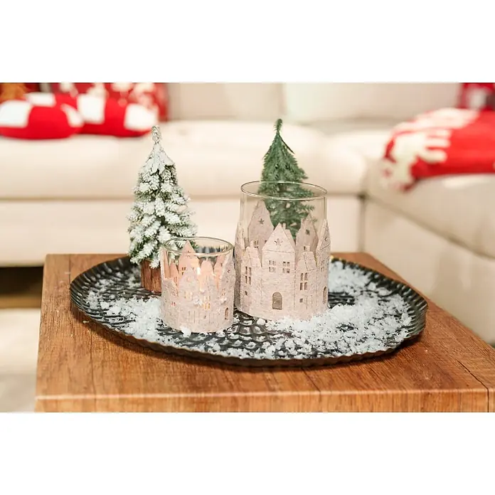 Teelichthalter Filzhaus - 1 Stk., Sortiert, 7 x 8 cm - Zwei Teelichthalter aus Glas mit Filzdorf-Dekorationen auf einem Tablett mit Kunstschnee und Minibäumen, festliche Winterdeko.