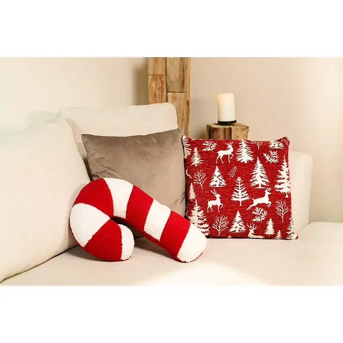 Kissen Gloria - 45 x 45 cm, Rot, Quadratisch - Drei Dekokissen auf einem cremefarbenen Sofa: ein rot-weißes Zuckerstangenkissen, ein taupefarbenes und ein rotes mit weißen Hirsch- und Baummustern.