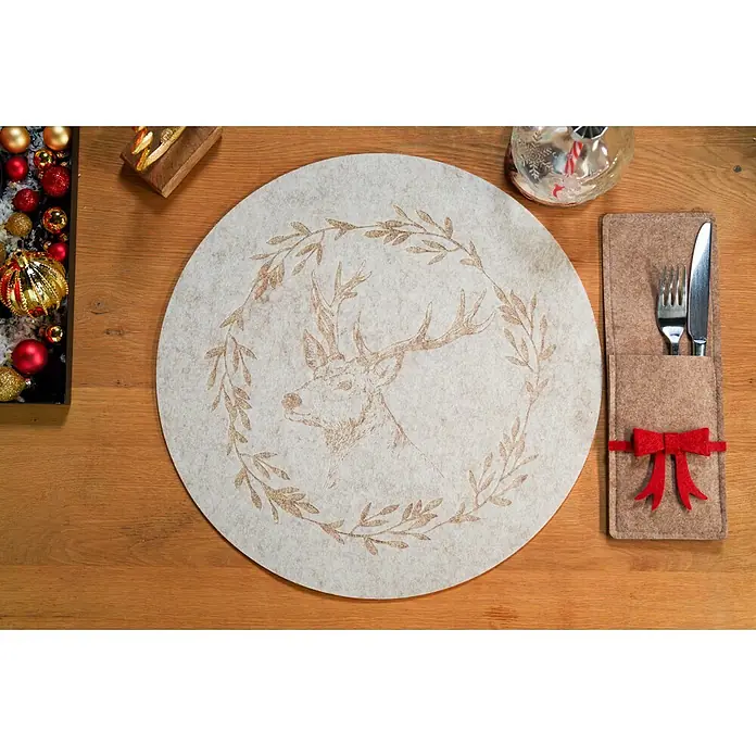 Besteckhalter - 1 Stk., Sortiert, 10 x 25,5 mm - Rundes, helles Filz-Tischset mit goldenem Hirsch- und Kranzmotiv, Teil einer festlichen Weihnachtstafel mit Besteckhalter.
