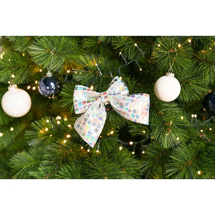 Mica Decorations Deko-Schleife - Irisierend, 2 Stk. - Holografische Schleifendekoration mit irisierenden Quadraten, hängt an einem geschmückten Weihnachtsbaum.