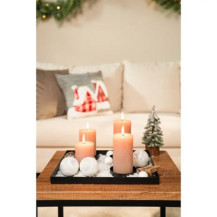 Adventskerzenhalter - Metall, Schwarz - Festliche Adventsdekoration auf einem Holztisch mit vier brennenden Kerzen, irisierenden Kugeln, Kunstschnee und einem kleinen Weihnachtsbaum.