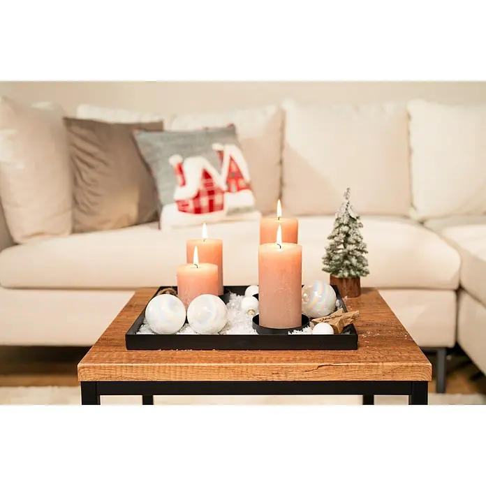 Weihnachtskugeln - Just White, Glas, Durchmesser: 8 cm, 12 Stk. - Adventsarrangement mit vier brennenden pfirsichfarbenen Kerzen, schillernden Kugeln und kleinem Raureif-Weihnachtsbaum auf schwarzem Tablett, auf Couchtisch.