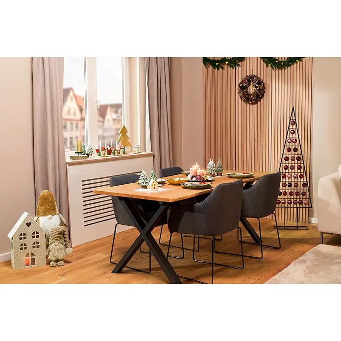 Dekoartikel LED Filzhaus - 1 Stk., Sortiert, 29 x 14,5 x 50 cm - Festlich dekorierter Essbereich mit Holztisch, dunkelgrauen Stühlen und Weihnachtsdekorationen.