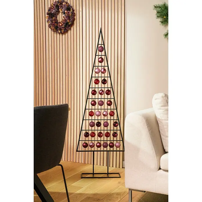 Metall-Weihnachtsbaum - Höhe: 150 cm, Anthrazit, Metall - Schwarzer Metall-Weihnachtsbaumrahmen mit roten und rosa Kugeln als moderne Weihnachtsdeko im Wohnzimmer.