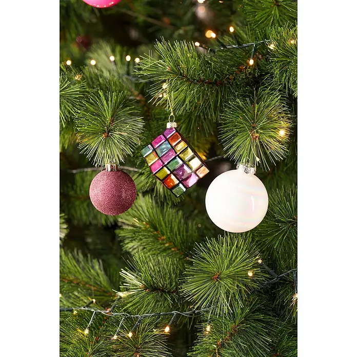 Christbaumschmuck Zauberwürfel - Bunt, Glas, 1 Stk., 9 x 9 x 9 cm - Drei farbenfrohe Weihnachtskugeln, darunter Glitzer- und Mosaikdesigns, an einem beleuchteten Weihnachtsbaum hängend.