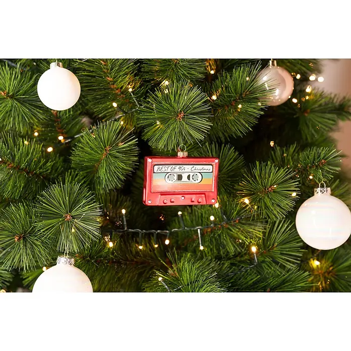 Christbaumschmuck Kassette - Rot, Glas, 10 x 2 x 7 cm - Roter Kassetten-Weihnachtsschmuck mit „BEST OF 90s - Christmas“-Aufschrift, hängt an einem festlichen Weihnachtsbaum.