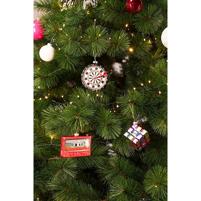 Christbaumschmuck Kassette - Rot, Glas, 10 x 2 x 7 cm - Ein Weihnachtsbaum geschmückt mit Retro-Ornamenten: Dartscheibe, rote Kassette und bunter Zauberwürfel, dazu Kugeln und Lichter.