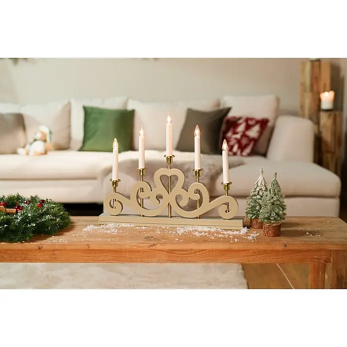 Markslöjd LED-Lichterbogen Eneby - L x B x H: 47 x 5 x 36 cm, Warmweiß, Greige - Fünfflammiger elektrischer Kerzenständer in Hellbeige mit Messingdetails, mit Zierschnörkeln und einem Herz.