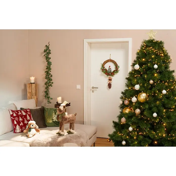 Dekofigur Elch mit Mütze - L x B x H: 35 x 15 x 53 cm, Kunststoff, Rentier - Ein dekorierter Weihnachtsbaum mit warmen Lichtern und Kugeln, festlich in einem Wohnzimmer stehend.