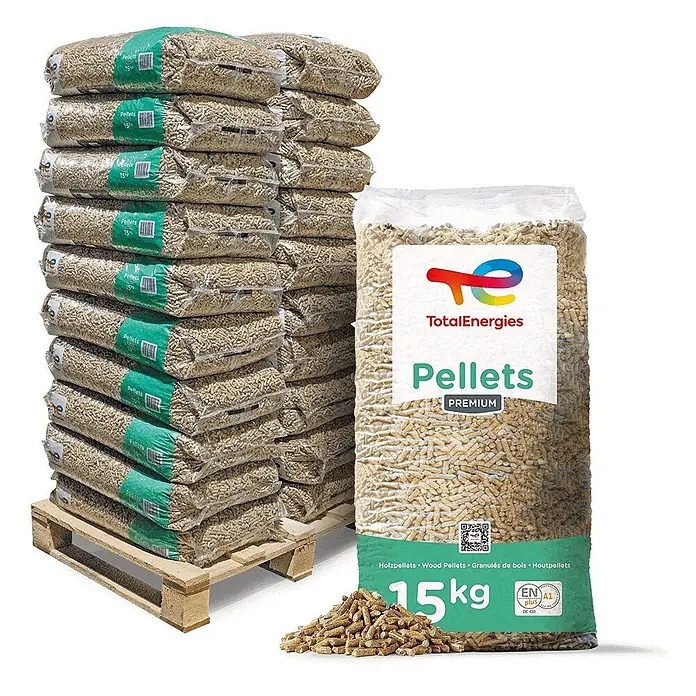 Total Energies Holzpellets Premium ENplus A1 Weichholz 15kg x 65 Sack 975kg Palette -  - Gestapelte Säcke TotalEnergies 15kg Premium Holzpellets auf einer Palette, ein Sack steht mit verschütteten Pellets.