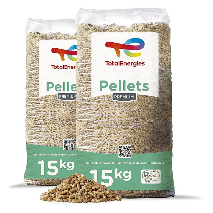 Total Energies Holzpellets Premium ENplus A1 Weichholz 15kg x 2 Sack 30kg -  - Zwei 15 kg Säcke TotalEnergies Holzpellets mit einem kleinen Haufen loser Pellets davor.